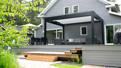 Installation d'une pergola autoportante derrière une maison de style classique