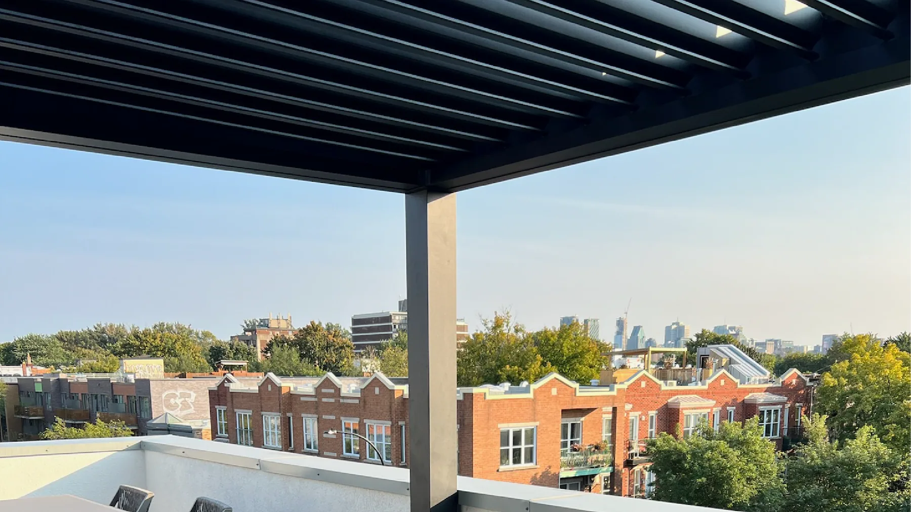 Pergola bioclimatique en aluminium adossée à une résidence haut de gamme