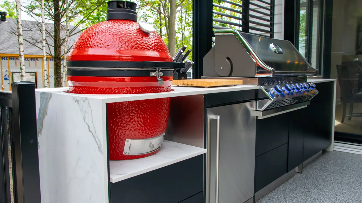 Cuisine extérieure sur mesure intégrée à un aménagement paysager