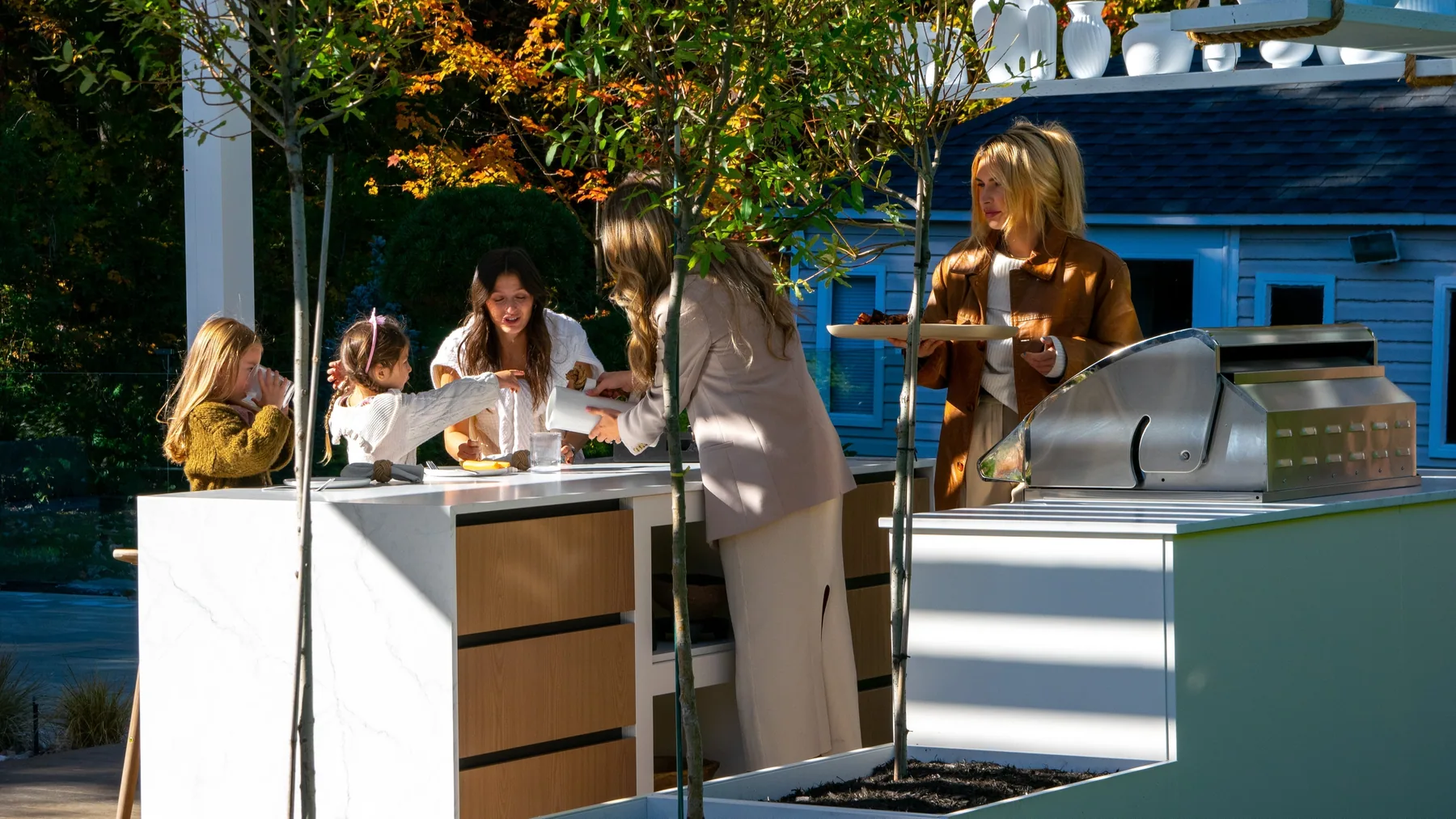 Cuisine extérieure haut de gamme en acier inoxydable sous une pergola bioclimatique