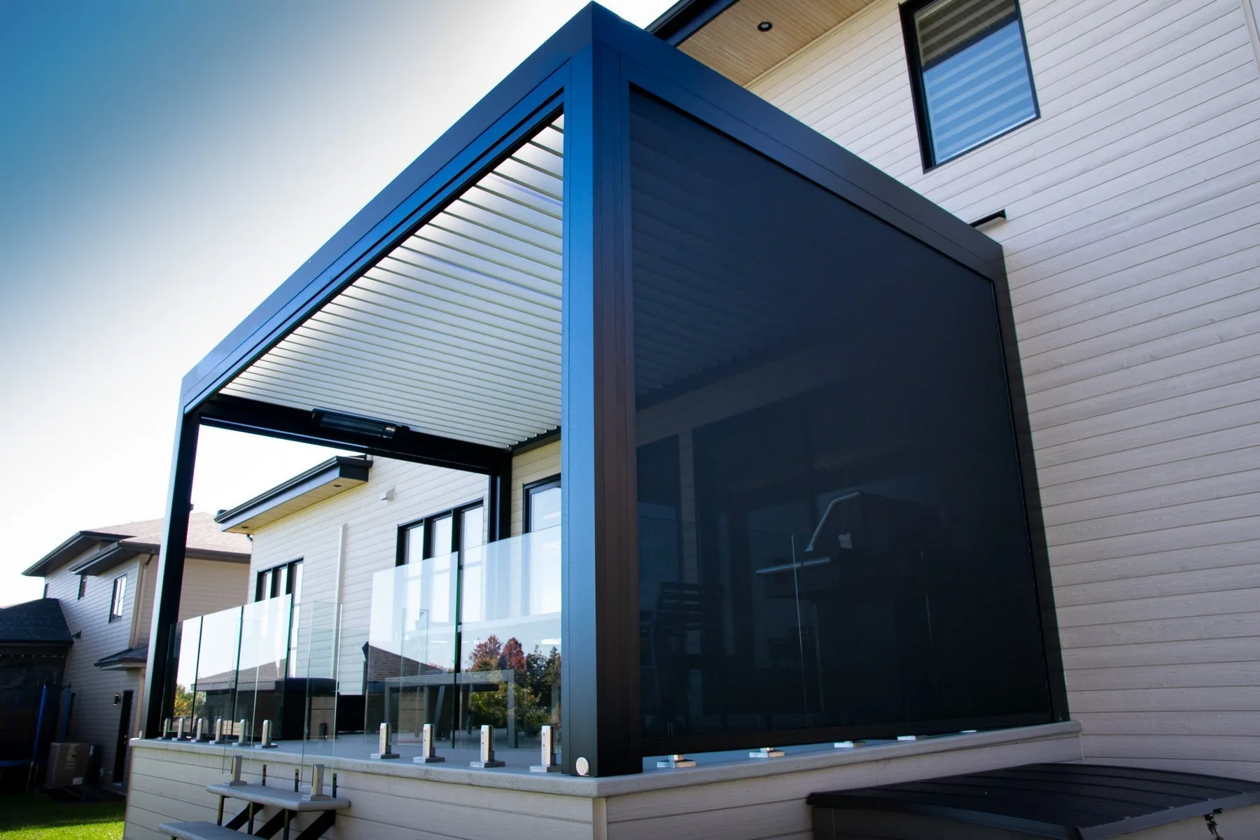 Pergola bioclimatique contemporaine avec lames orientables en aluminium