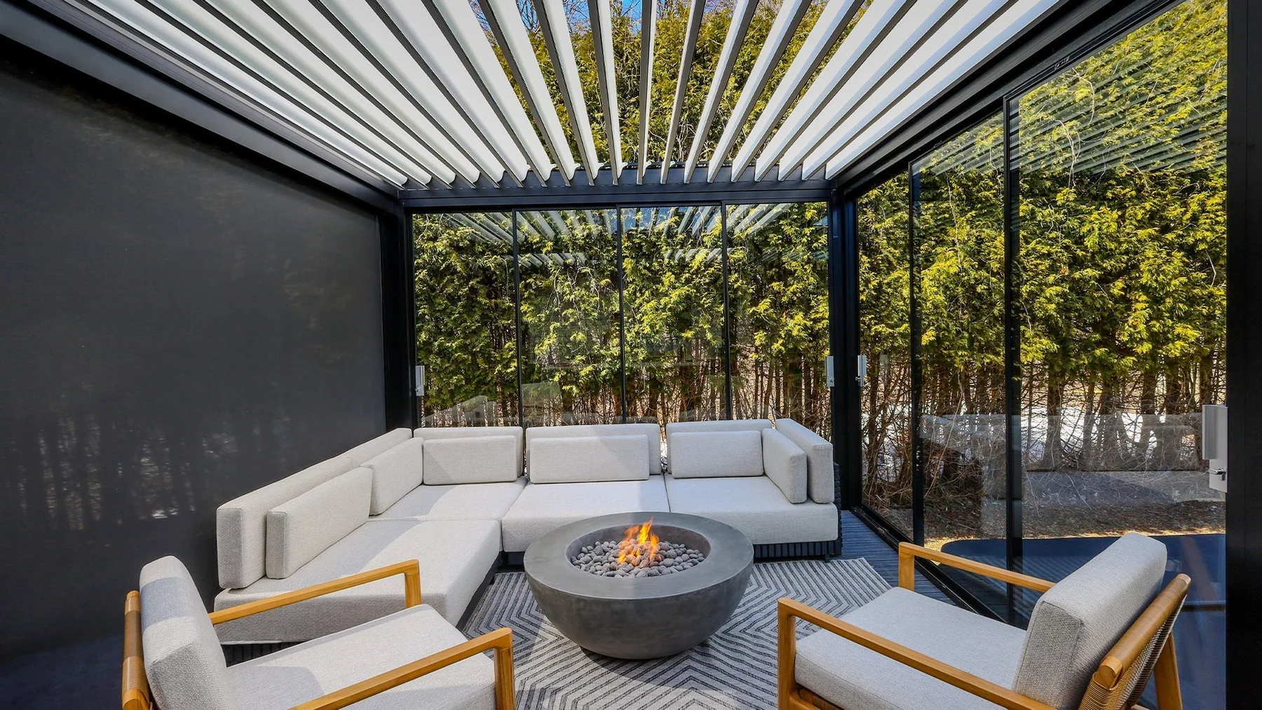 Terrasse aménagée sous une pergola bioclimatique en aluminium, été 2025