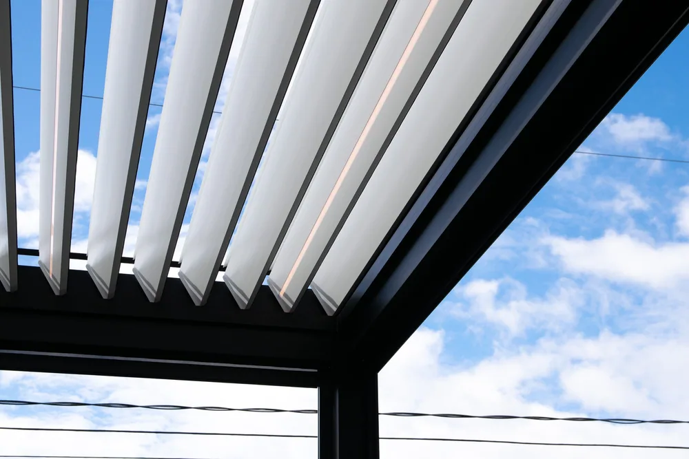 Capri bioclimatic pergola, louvers, adjustable louvres