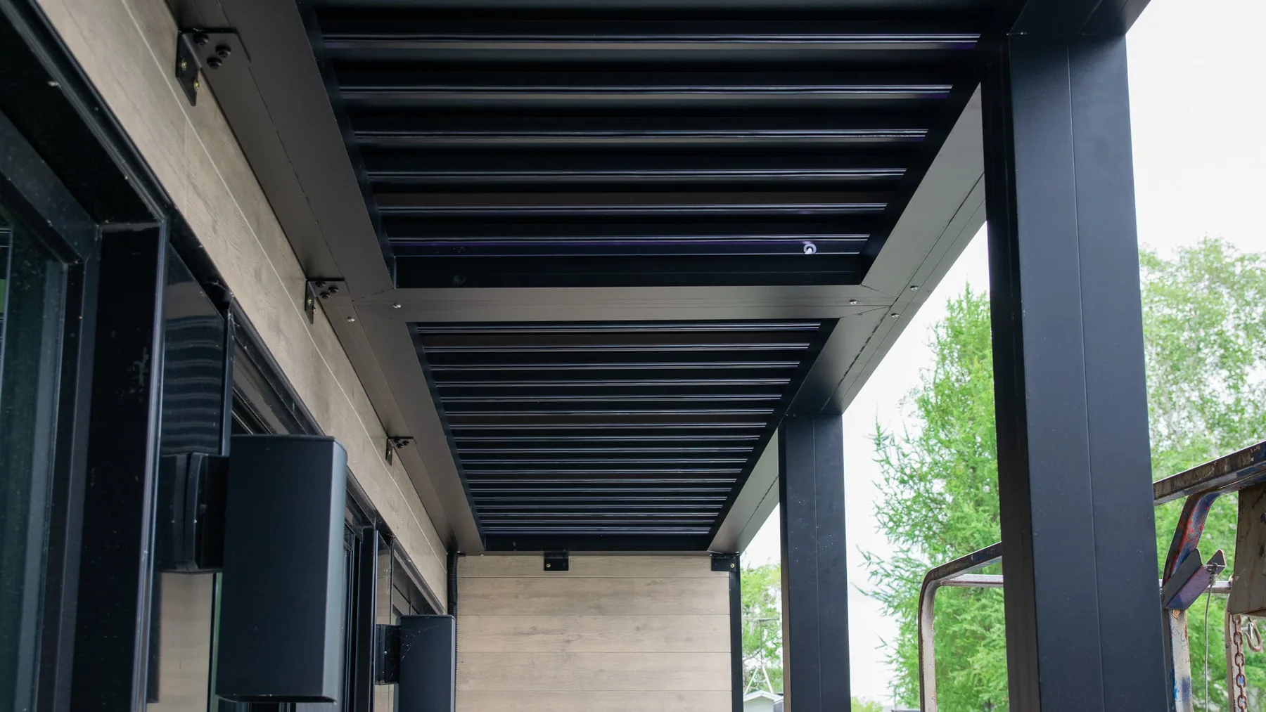 Capri aluminum bioclimatic pergola on a terrace, adjustable louvres open