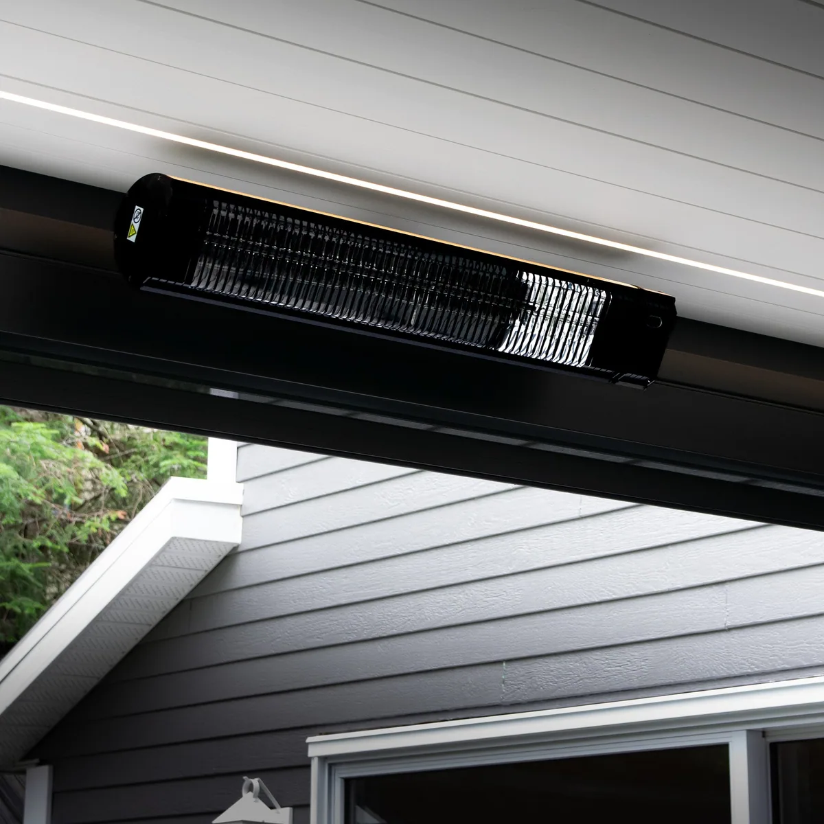 Chauffe-terrasse électrique fixé sous la structure d'une pergola
