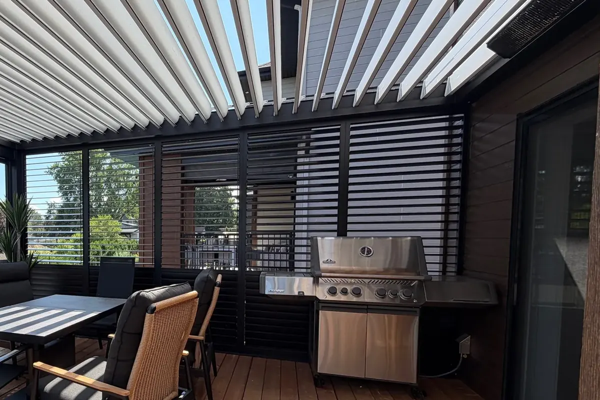 Toit-terrasse fermé sur deux côtés par des murs d'intimité en persiennes, lames ouvertes sur les arbres et la rue