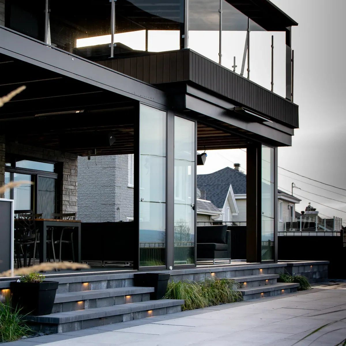 Sliding glass enclosing a bioclimatic pergola