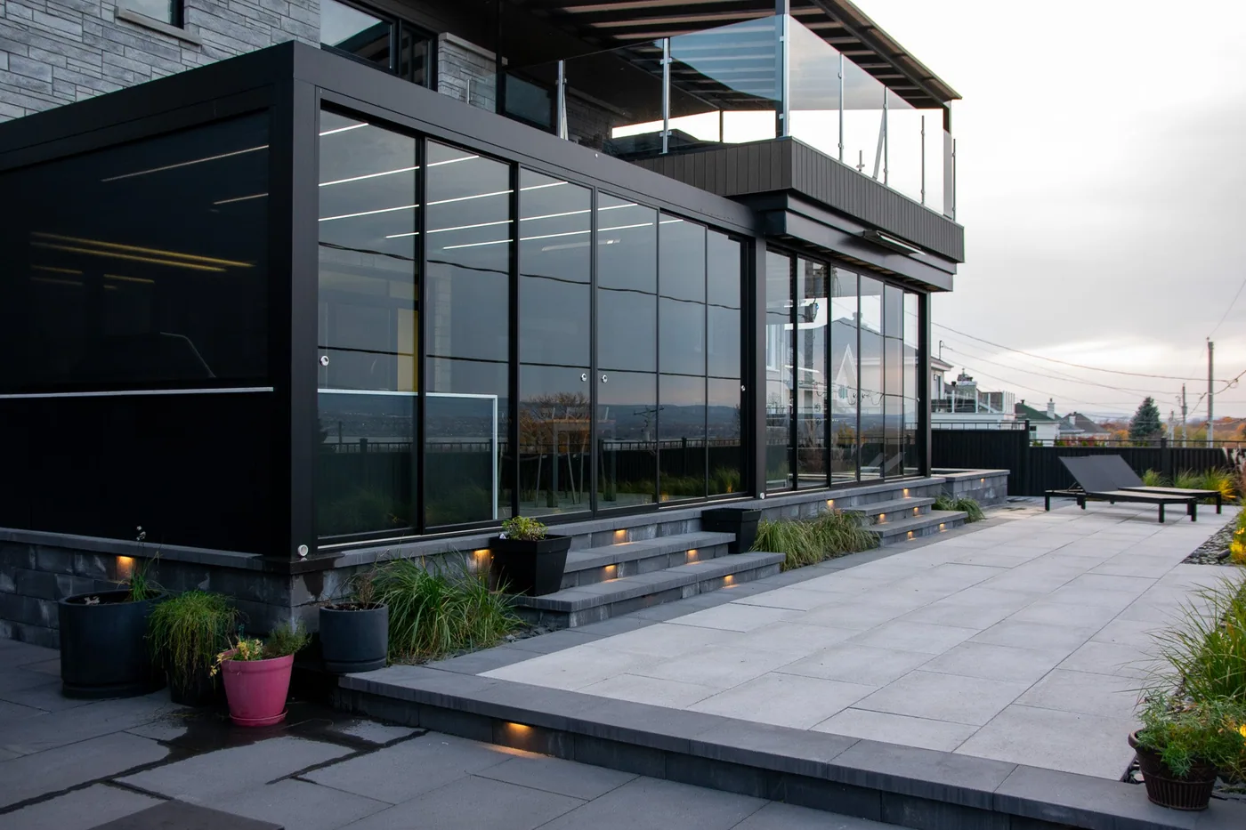 Pergola bioclimatique Capri en aluminium avec lames orientables et éclairage intégré