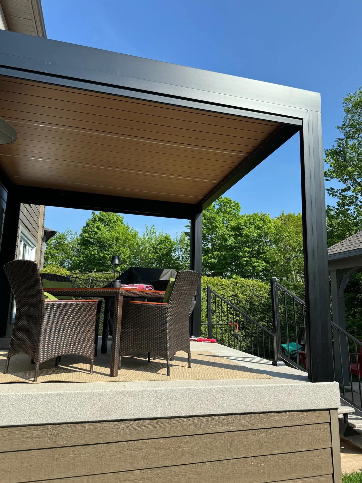 Vue de côté de la pergola Capri et de ses lames orientables, Charlesbourg