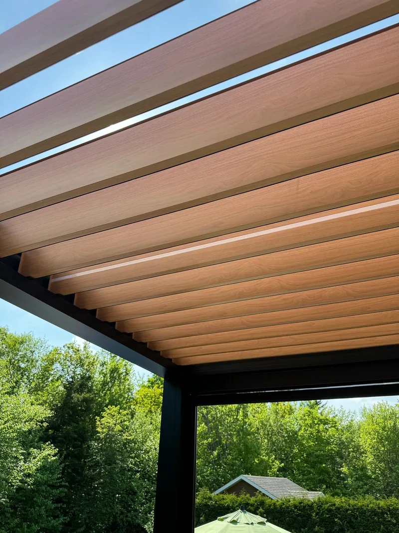 Pergola bioclimatique Capri autoportante couvrant une terrasse résidentielle à Charlesbourg
