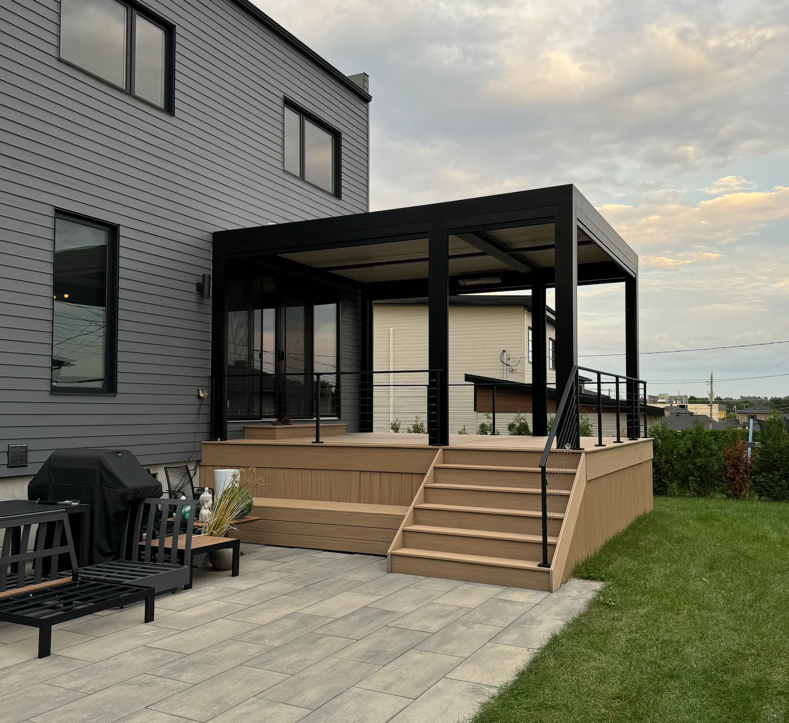 Freestanding Capri bioclimatic pergola over the terrace of a contemporary home