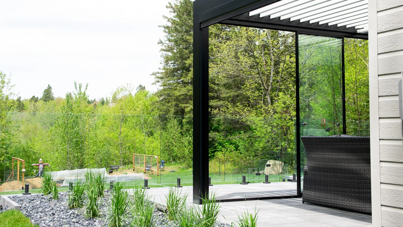 Sliding glass and motorised solar shades on the Capri pergola, Lac-Beauport