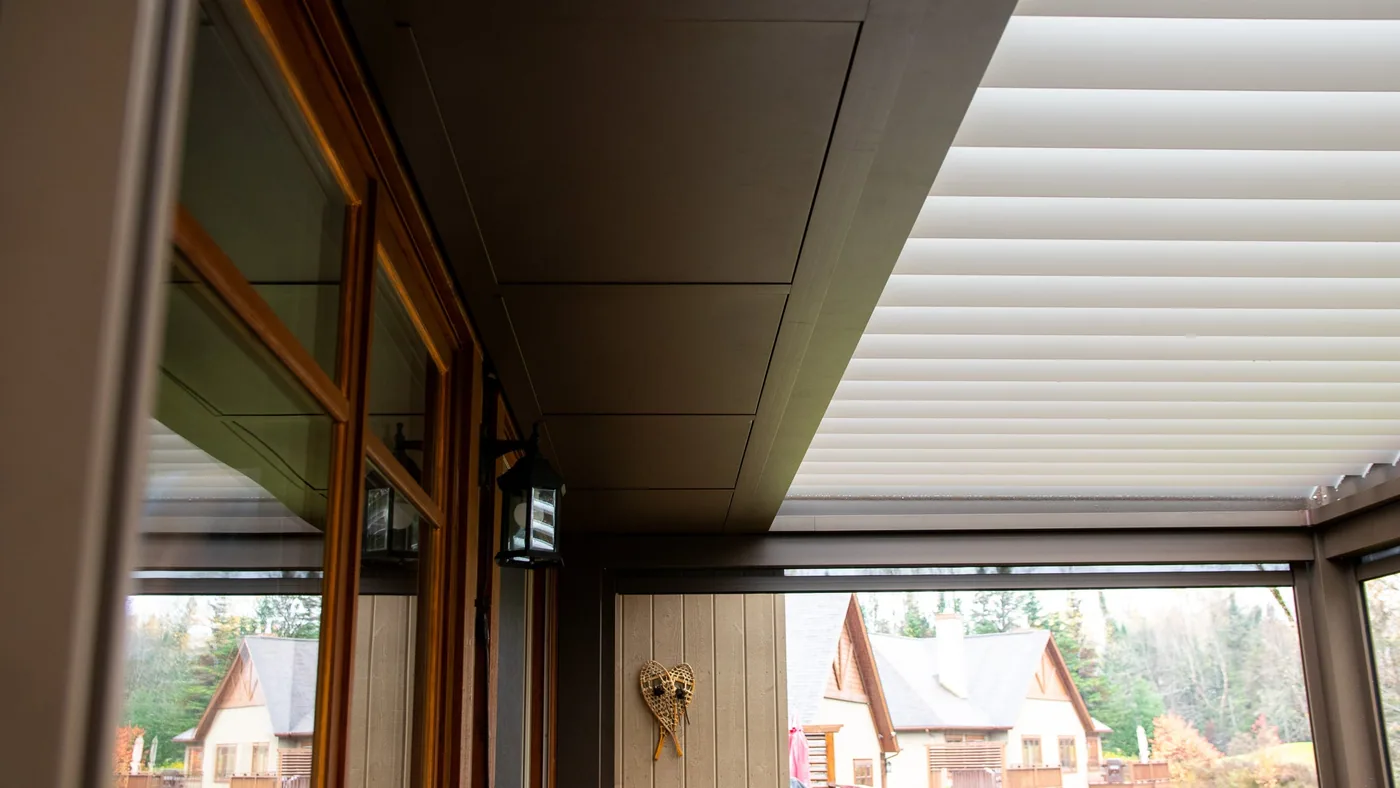 Détail de l’intégration de la pergola sous la frise de la maison, Mont-Tremblant