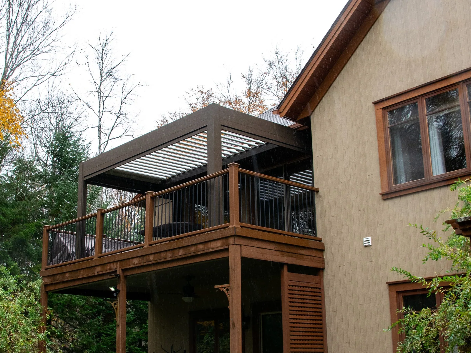 Pergola Provence en aluminium intégrée à une résidence de prestige du Golf Le Maître, Mont-Tremblant