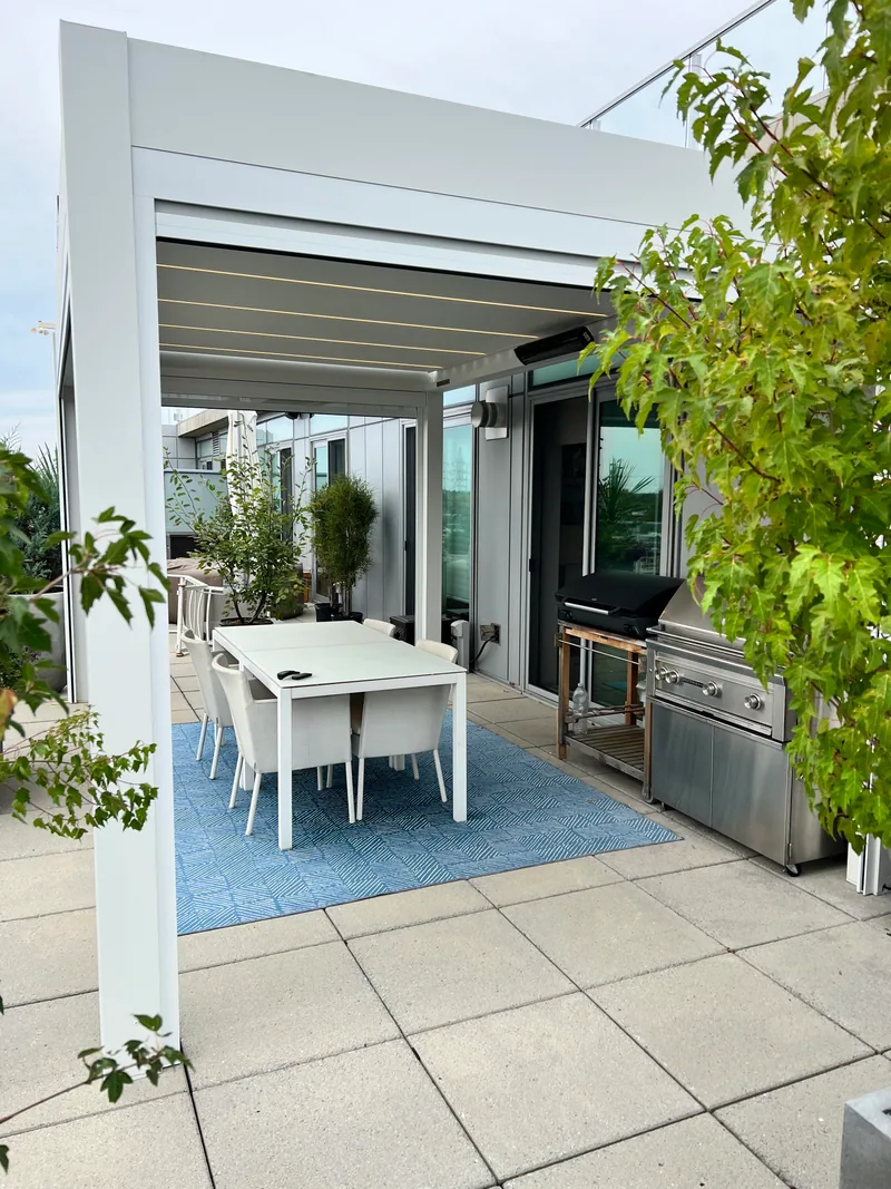 Pergola Provence en aluminium sur le toit-terrasse d’un penthouse à Montréal