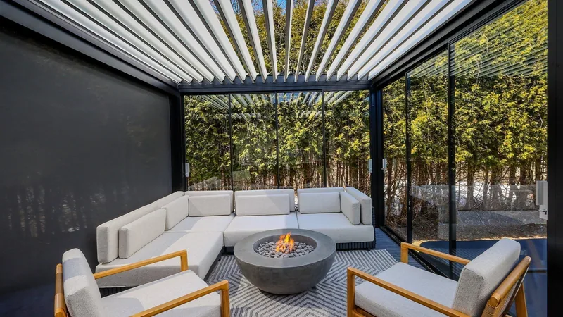 Vue d’ensemble du projet Harvey : pergola bioclimatique Capri, cuisine extérieure et mobilier