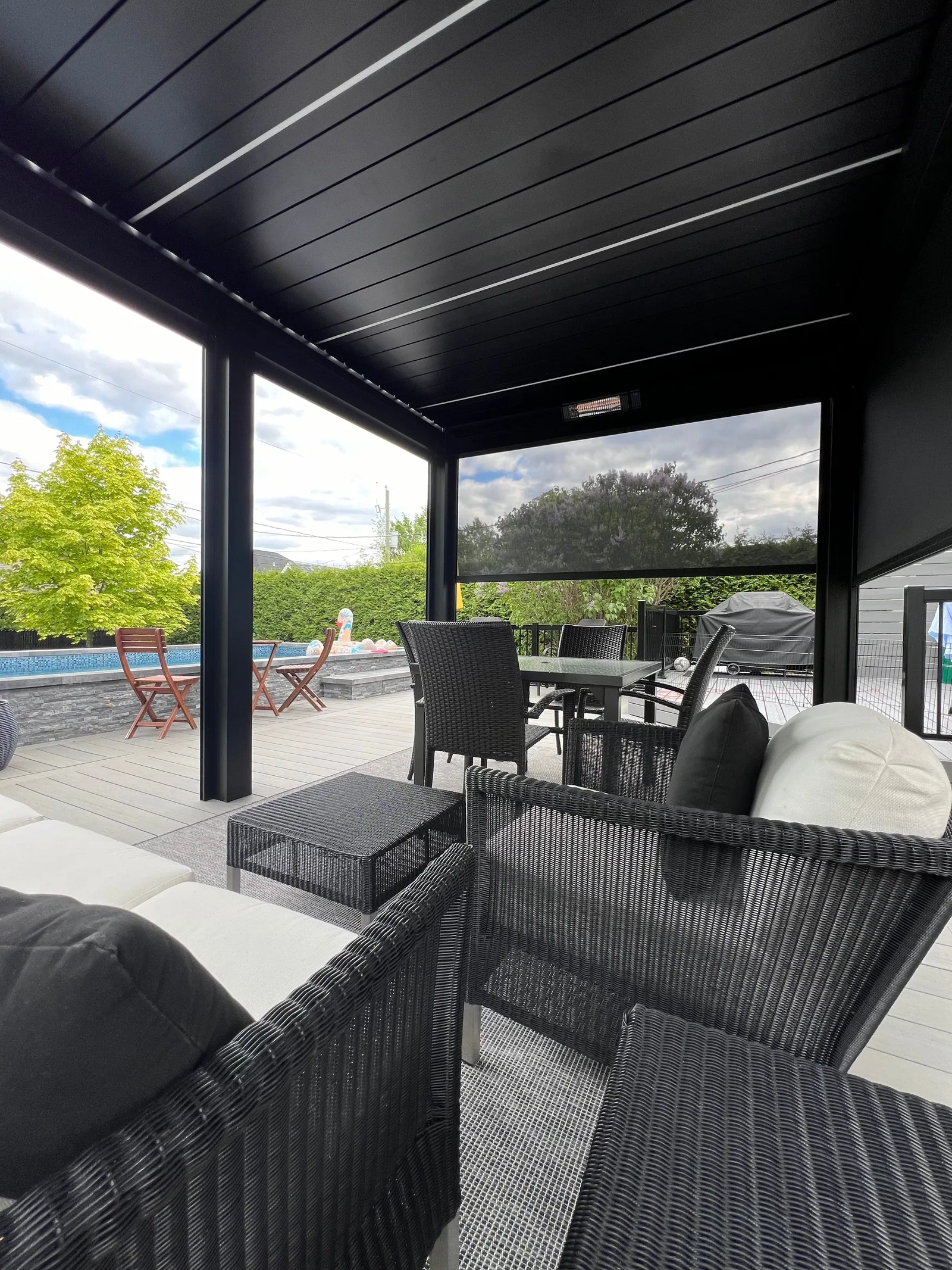 Freestanding Capri bioclimatic pergola overlooking a pool in Charlesbourg