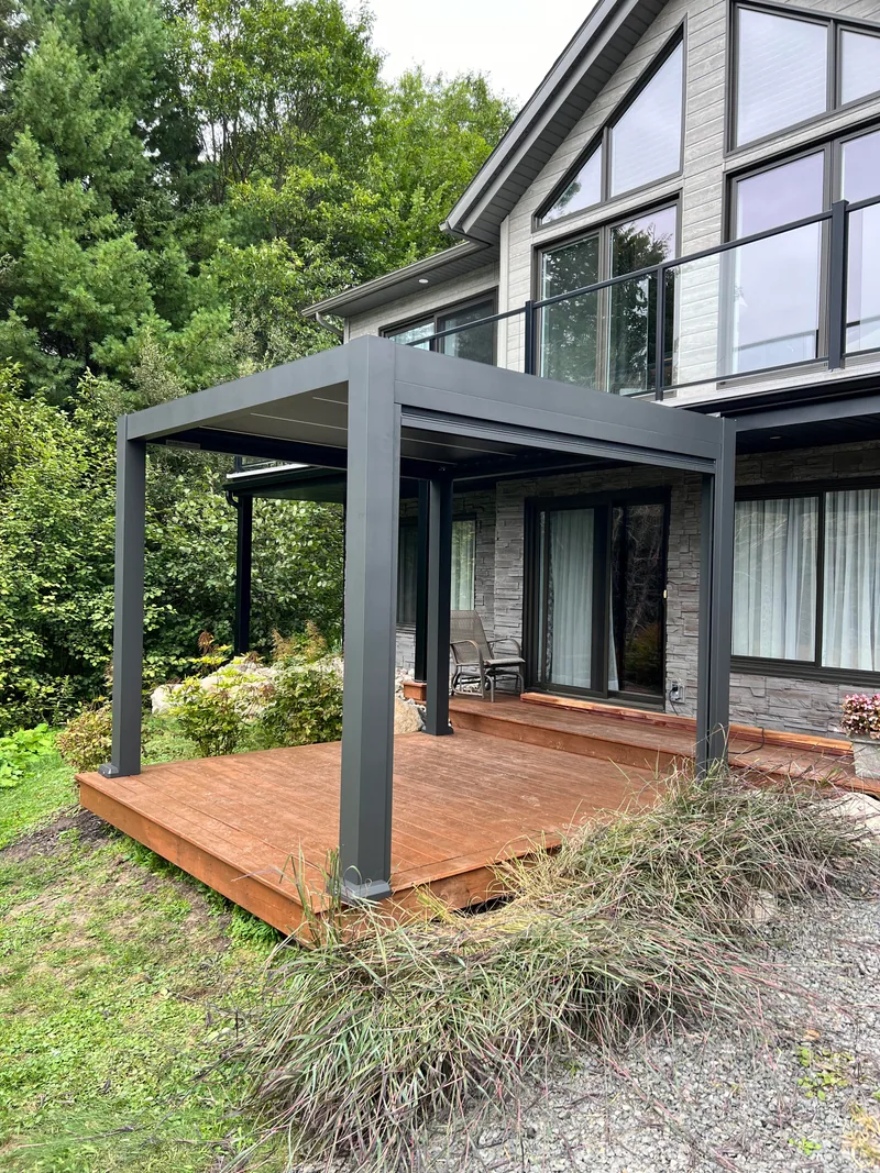 Pergola Provence en aluminium aménageant un espace de détente à l’avant d’une résidence à Sainte-Adèle