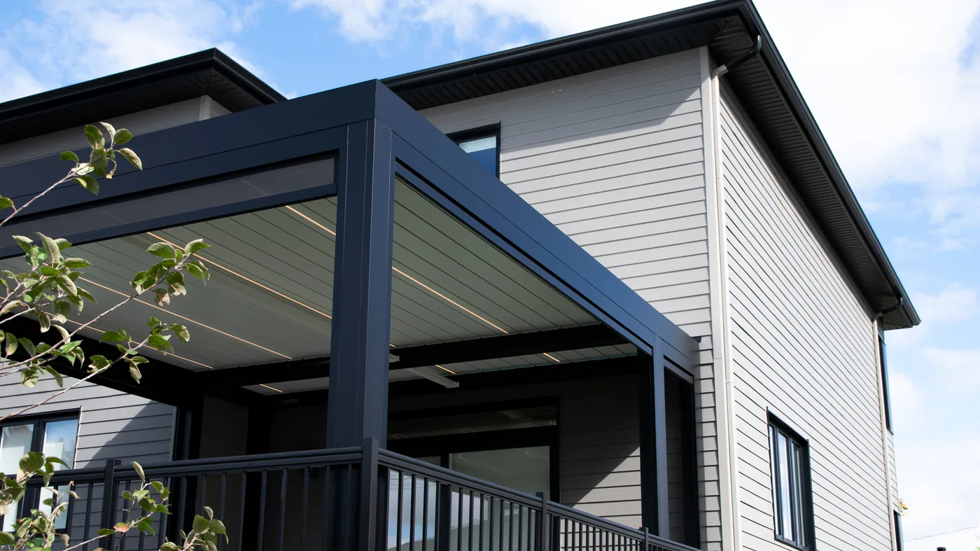 Pergola bioclimatique Capri vue depuis le côté de la maison, Lévis