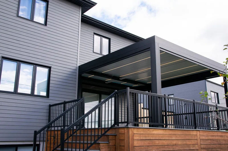 Pergola bioclimatique Capri autoportante installée près de la piscine à Lévis