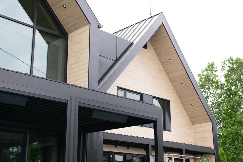 Deux pergolas Capri adossées à la structure d’une résidence, installées selon les plans d’un architecte à St-Félicien