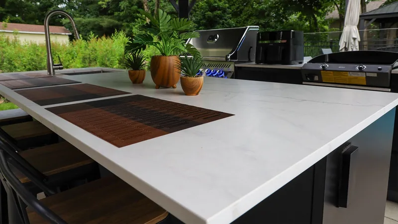 High-end outdoor kitchen of the Paquet Project, with a central island and ORASTONE sintered stone countertops
