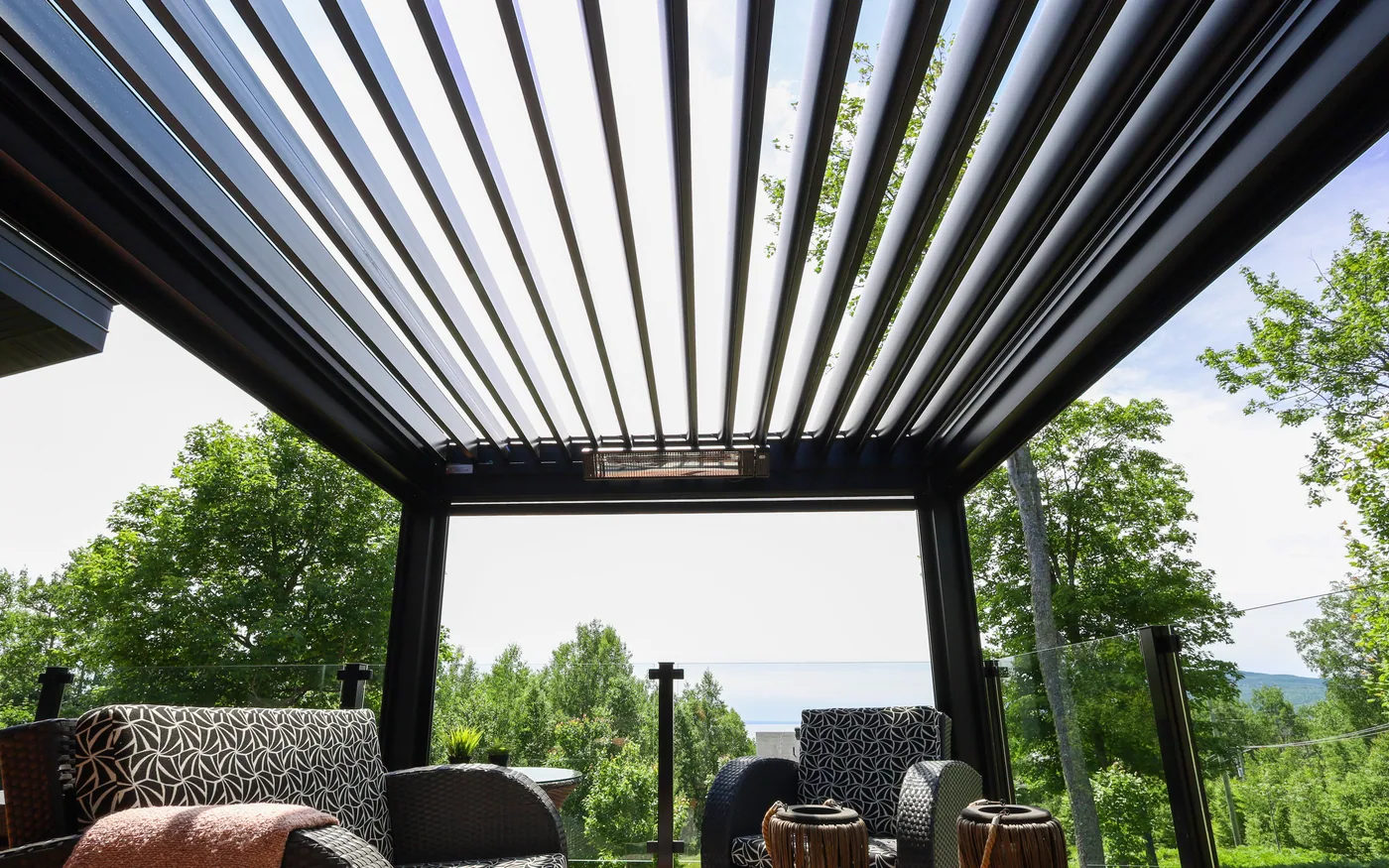Chauffe-terrasse électriques intégrés sous la structure de la pergola