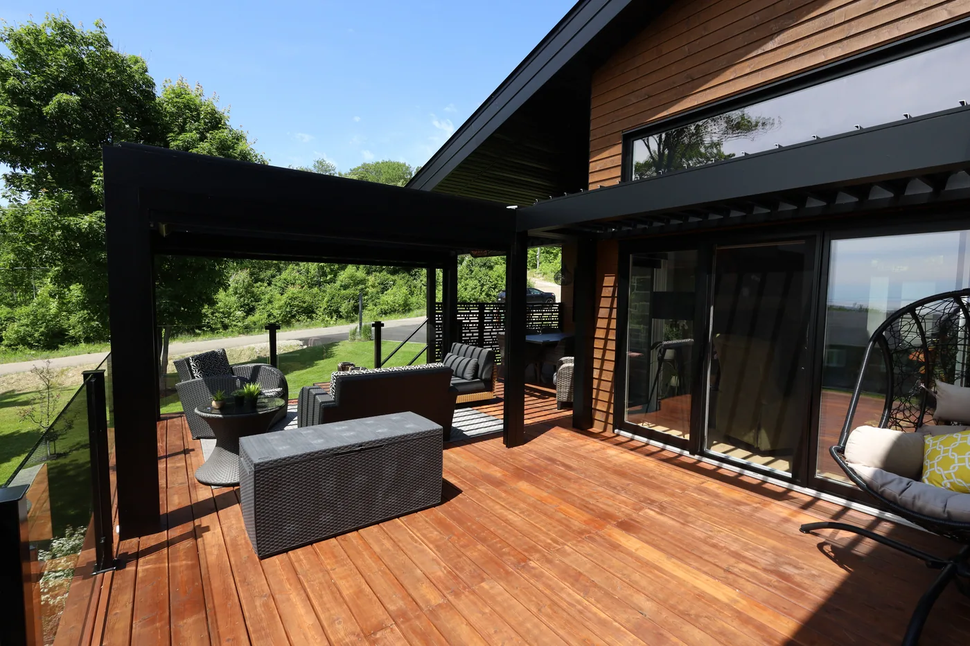 Seconde structure à volets fixes au-dessus de la porte patio