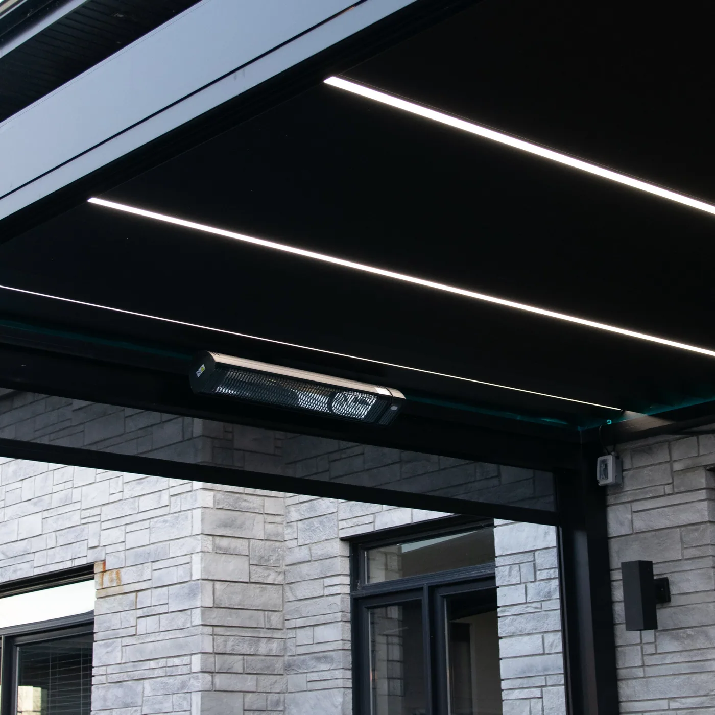 Toiles solaires motorisées positionnées aux extrémités du projet Roy