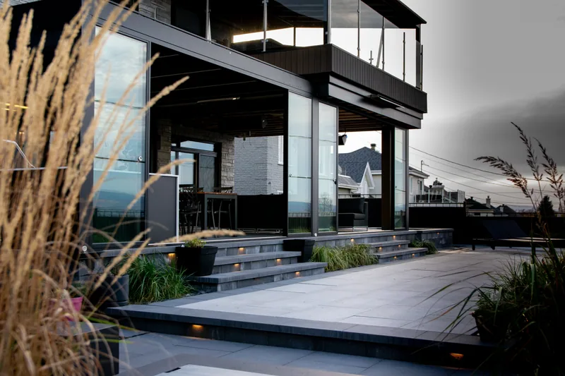Terrasse du projet Roy équipée d’une pergola bioclimatique Capri et d’une cuisine extérieure