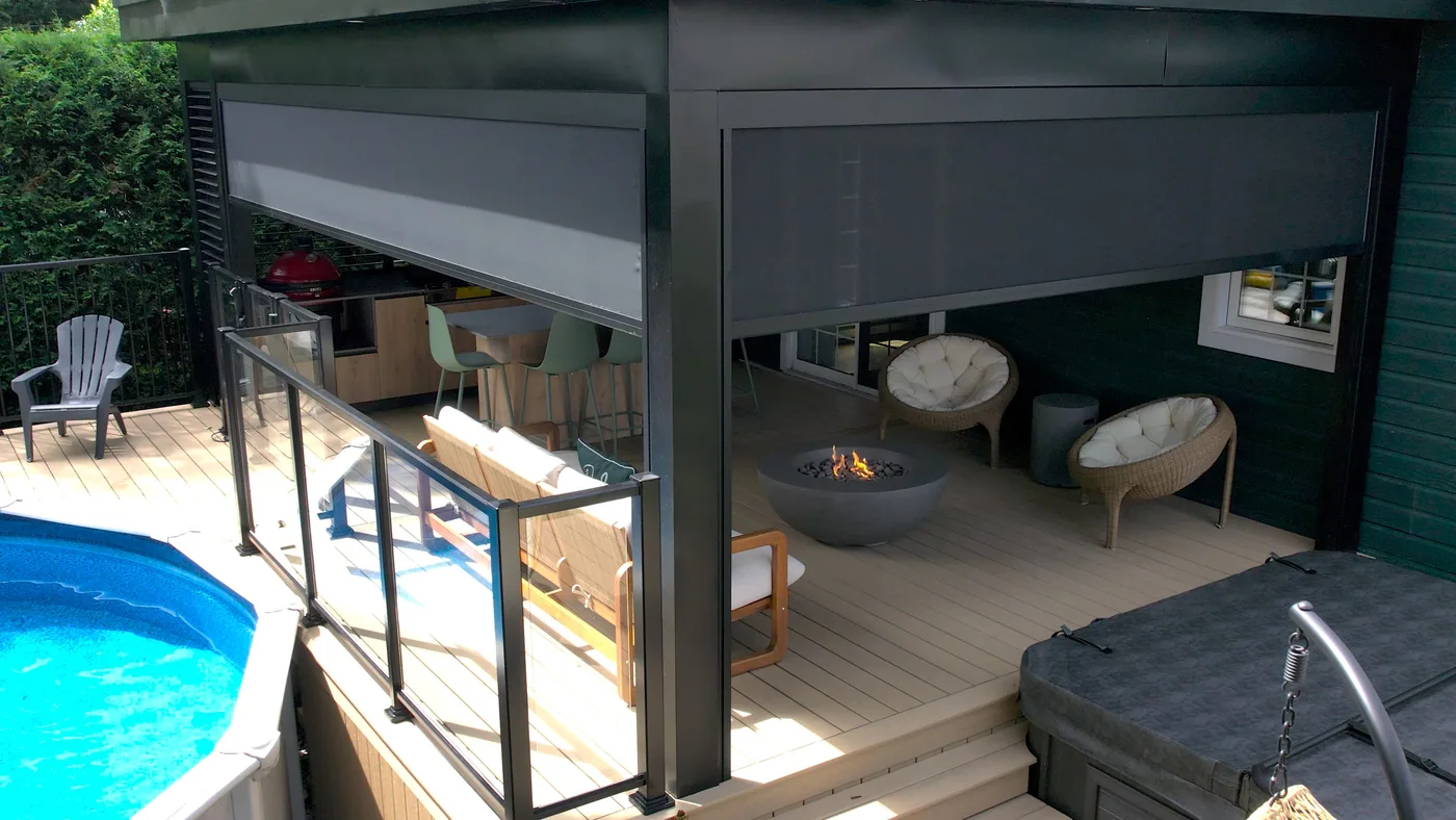 Black aluminum privacy wall and outdoor shades - Pergolas Signature