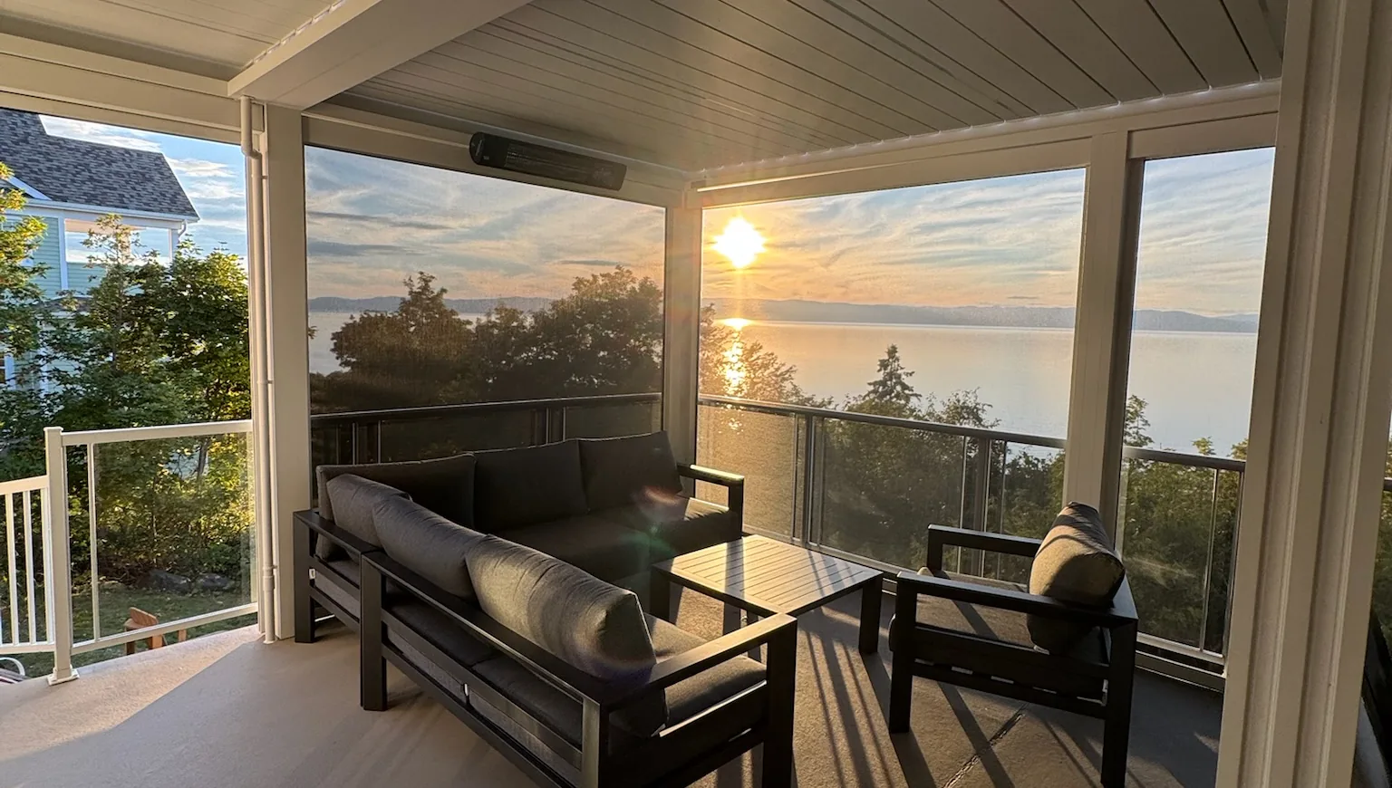 Galerie couverte par une pergola bioclimatique à Saint-Jean-Port-Joli, le fleuve et le soleil couchant au bout