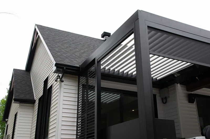 Pergola bioclimatique Capri adossée à une construction neuve à Rivière-Beaudette