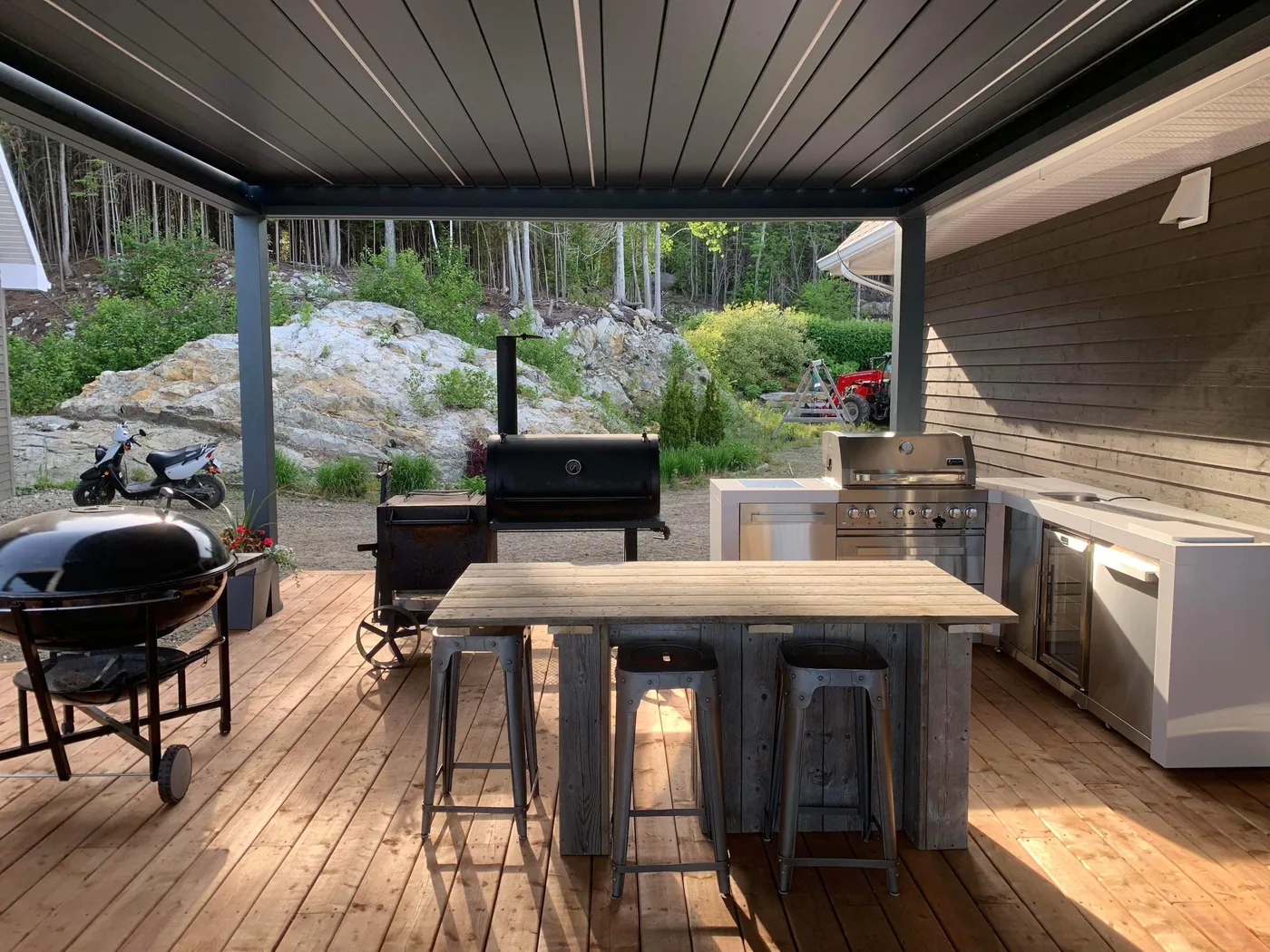 Vue sur le fleuve Saint-Laurent depuis la terrasse à paliers, sous la pergola Provence