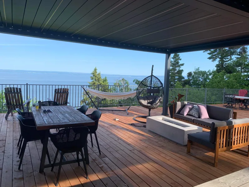 Pergola Provence sur mesure sur une terrasse à paliers, face au fleuve Saint-Laurent à Saint-Irénée