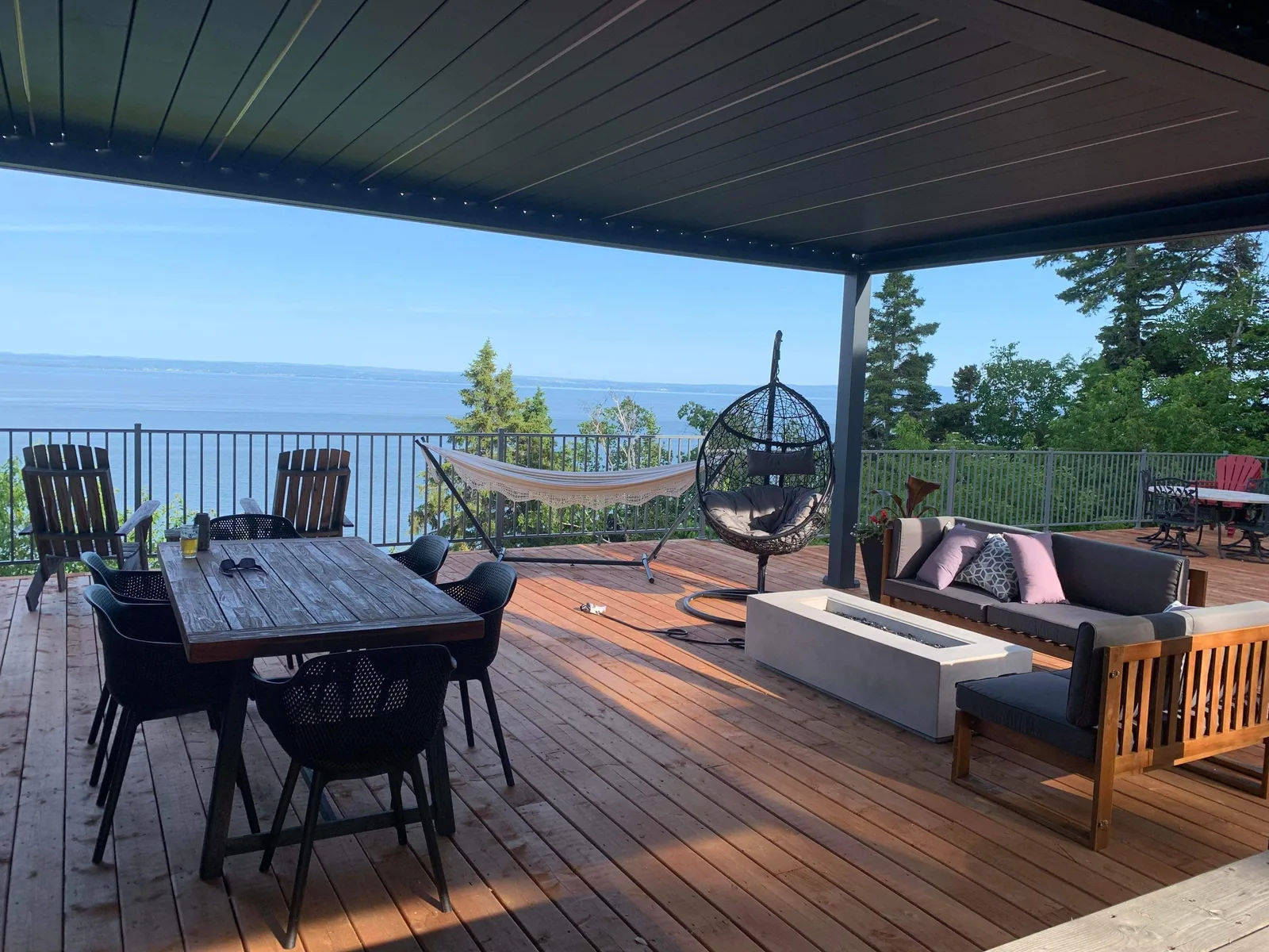 Pergola Provence sur mesure sur une terrasse à paliers, face au fleuve Saint-Laurent à Saint-Irénée