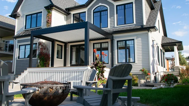 Pergola bioclimatique Capri et toiles extérieures face aux vents du fleuve, à Rimouski