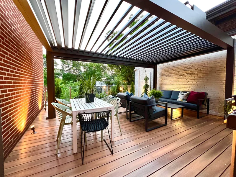 Pergola bioclimatique Provence installée sur une terrasse existante, quartier Saint-Roch à Québec