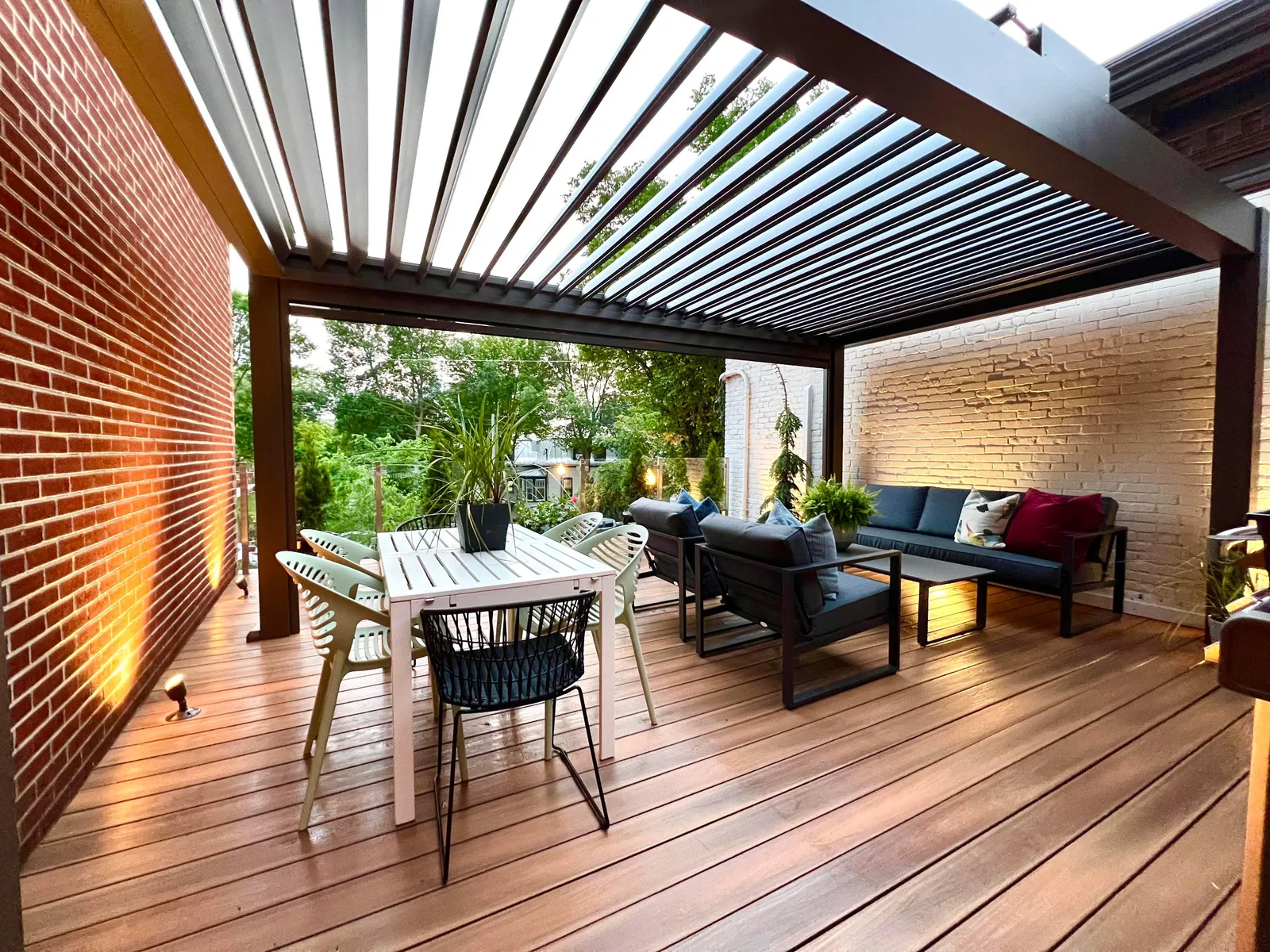 Pergola bioclimatique Provence installée sur une terrasse existante, quartier Saint-Roch à Québec