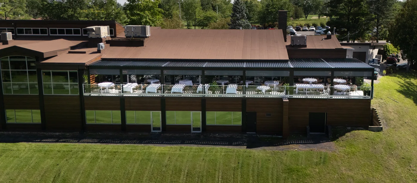 Le pavillon du Club de golf Pinegrove dans son parcours, la terrasse couverte à l’étage