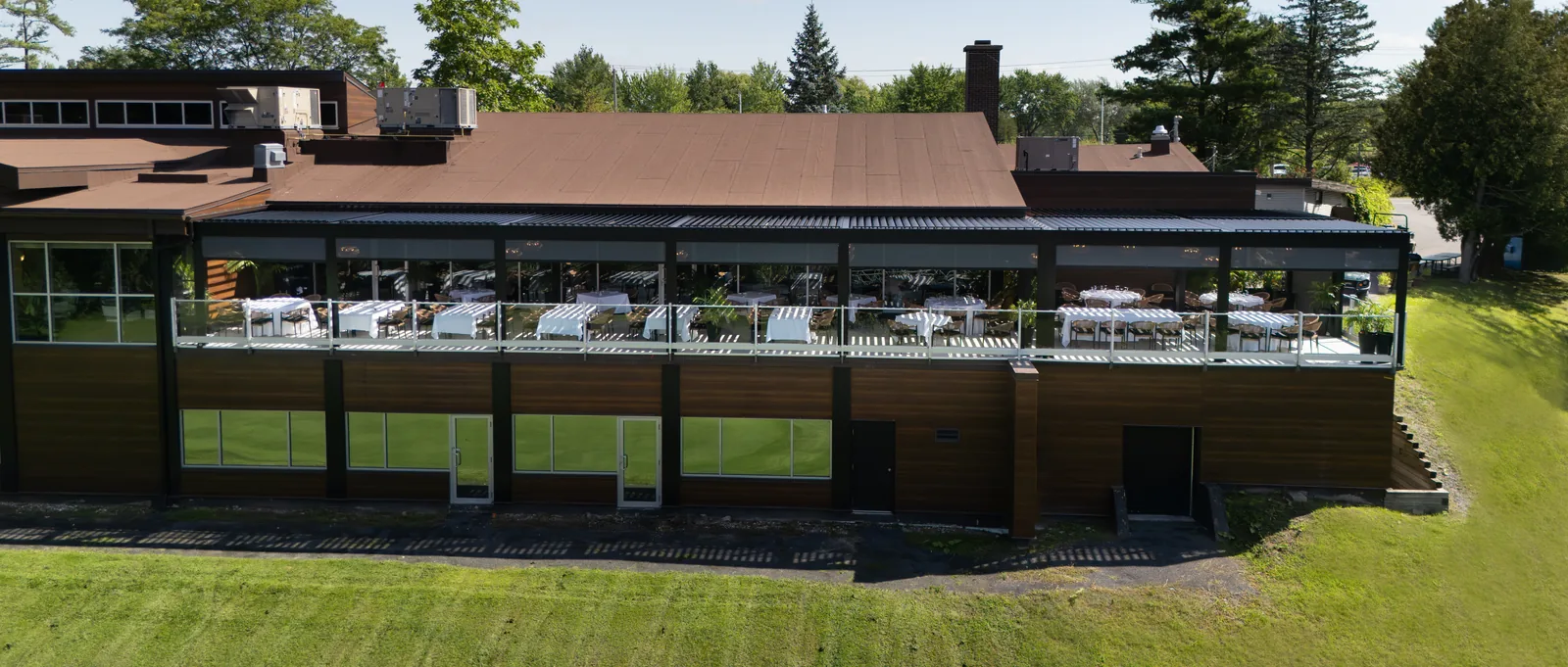 Vue aérienne du Club de golf Pinegrove : les pergolas Capri couvrent la terrasse du restaurant, à l’étage