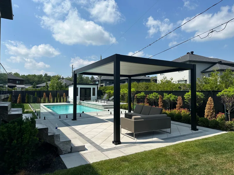 Pergola Provence noire à lames blanches, de style pool house, près de la piscine à Blainville