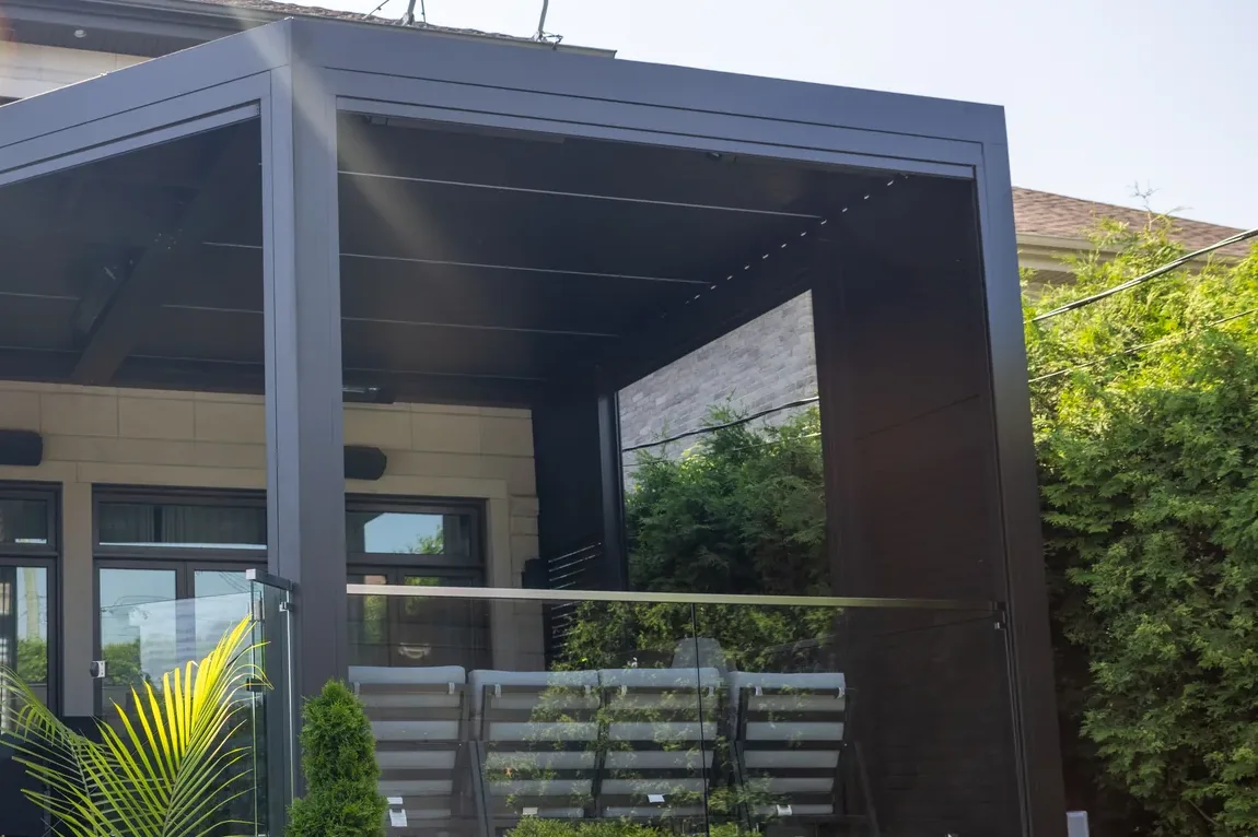 Gros plan du poteau de coin, où les deux pans du cadre se rejoignent en angle