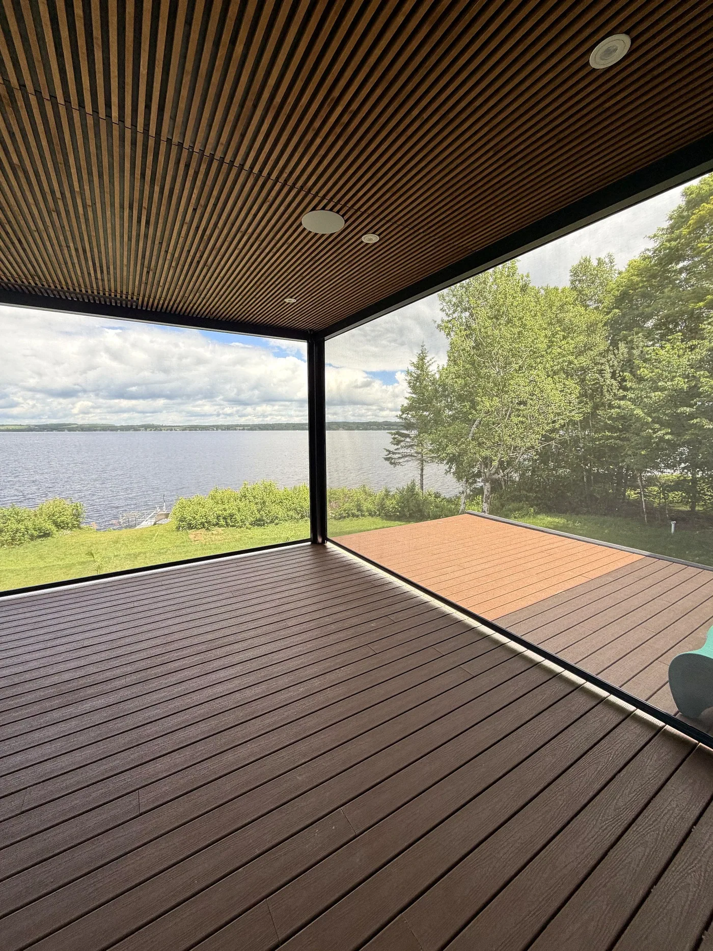 Vue sur le lac Saint-François depuis l’espace de vie couvert, toiles relevées