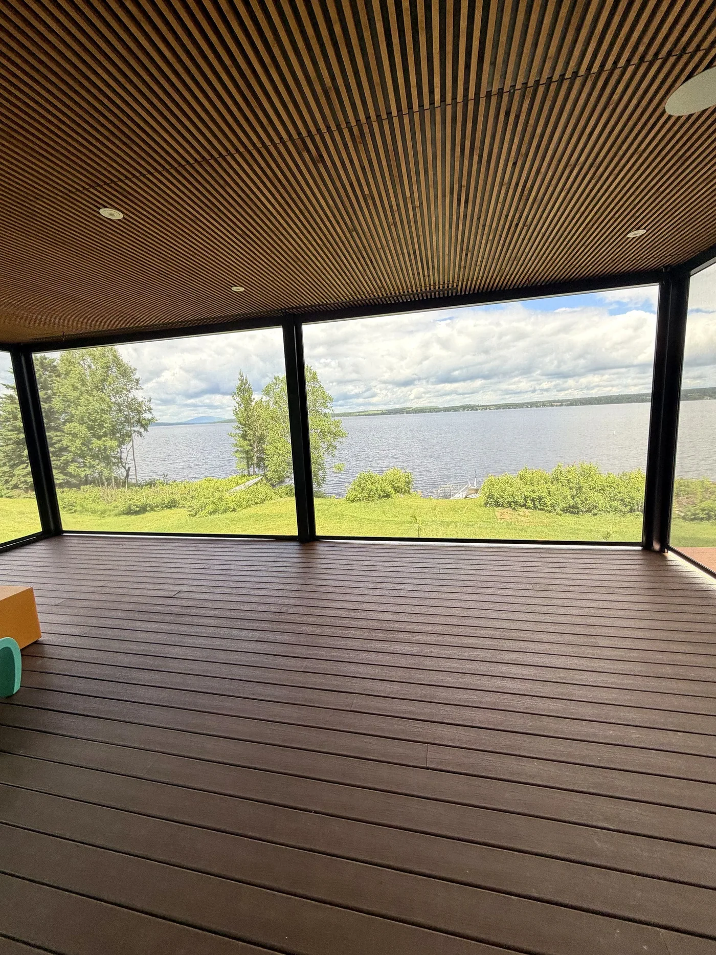 Vue panoramique sur le lac à travers les toiles extérieures